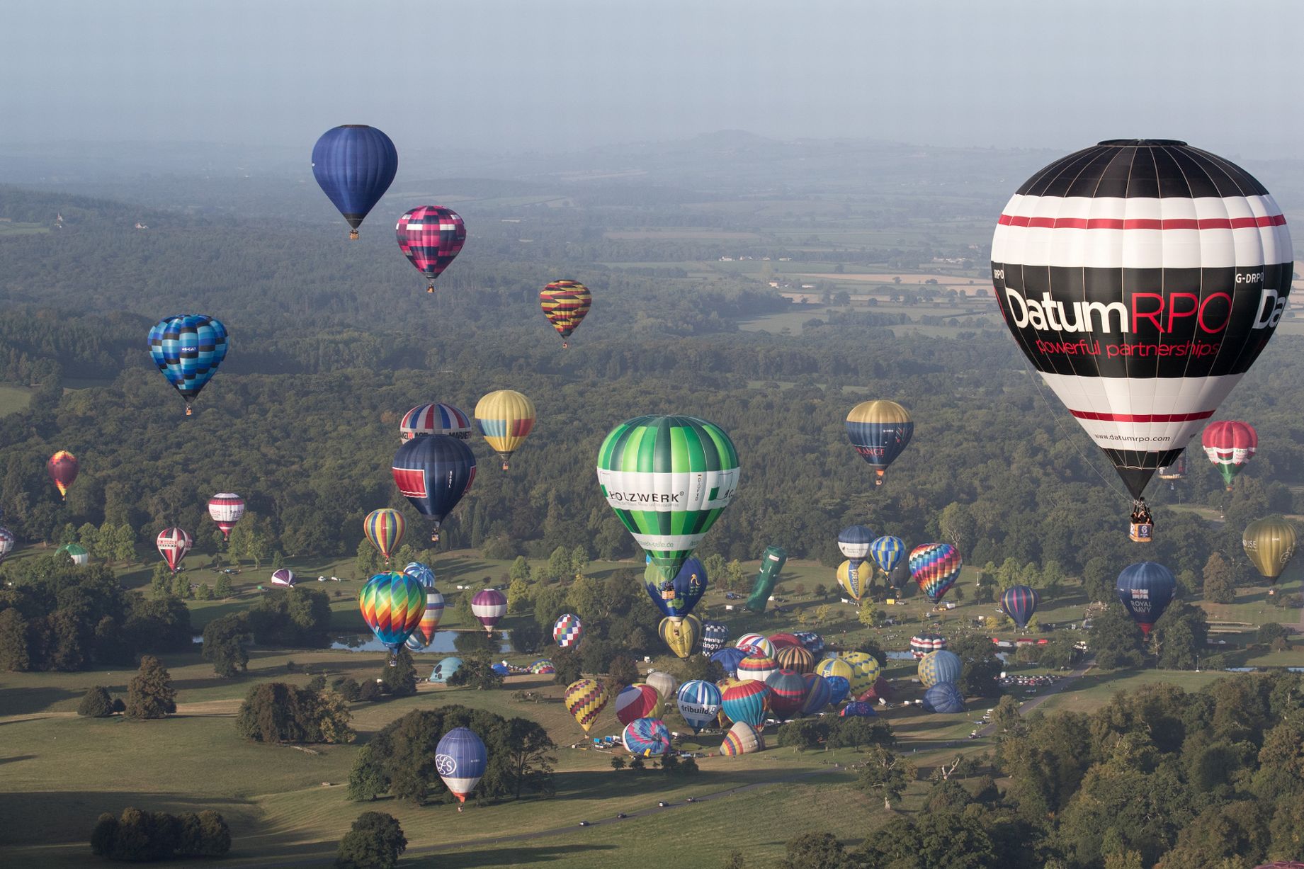 0_Balloonists-Take-To-The-Skies-At-Longleats-Ski-Safari